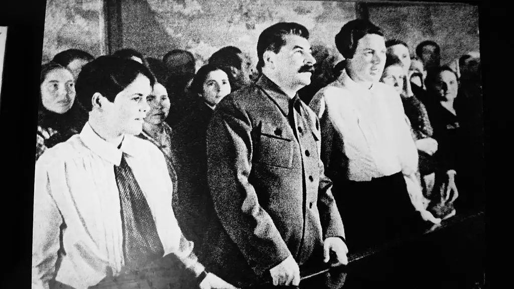 Does joseph stalin still have relitives alive?